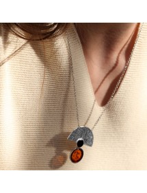 Collana semicerchio a coste adornata con 2 cerchi Cherry, ambra e cognac, argento rodiato